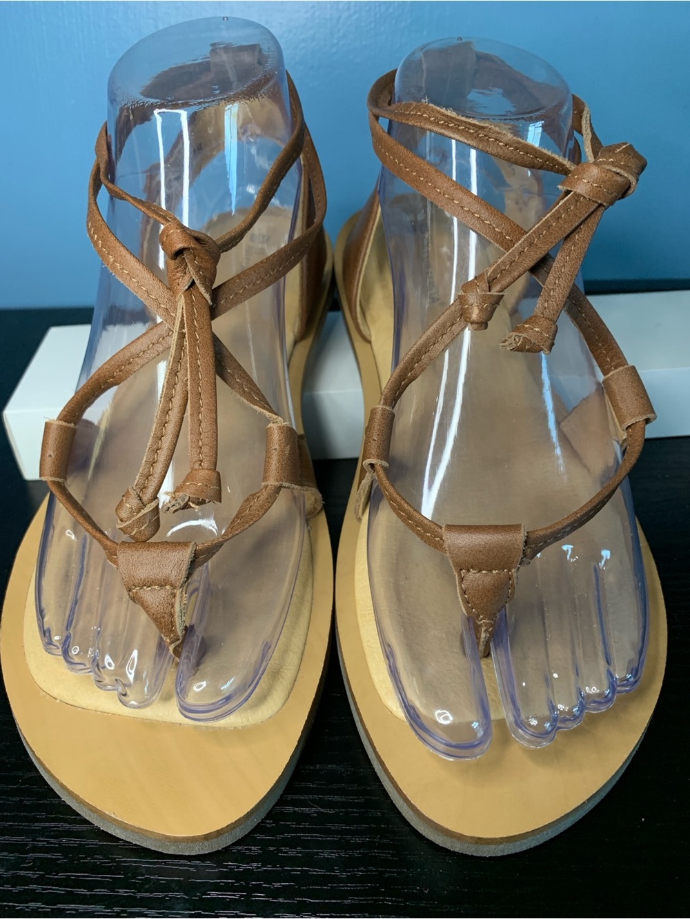 El Naturalista Tan Leather Strappy Toe-Loop Sandals